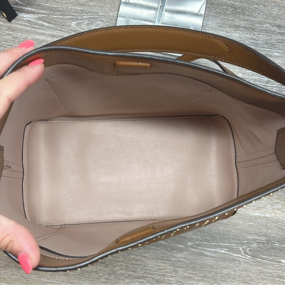 Michael Kors Hayes Bucket Bag! Amazing Condition!! - Picture 9 of 11